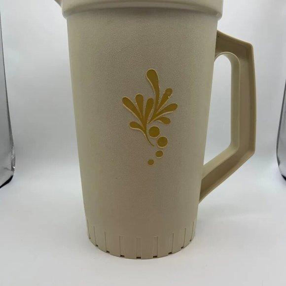 Vintage 1970s Tupperware Almond Harvest 1 Quart Retro Beverage Pitcher - Picture 2 of 16